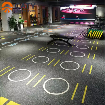 Versatile functioneel gymvloersysteem, geïntegreerd met schokabsorberende, gewichtheffen en cardio zones