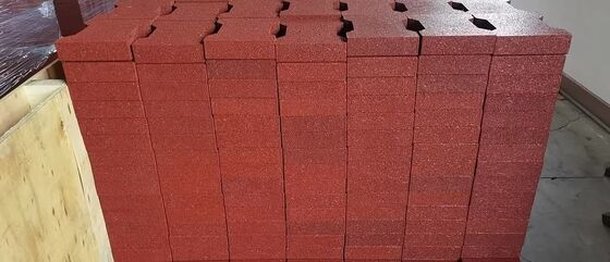 Interlocking rubber pavers and flexible flooring systems designed for heavy in industrial and recreational environments (verbindende rubberpavers en flexibele vloersystemen die zijn ontworpen voor zware stoffen in industriële en recreatieve omgevingen)